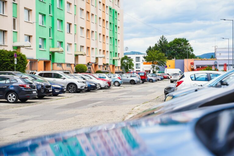 Prípravy na zavedenie regulovaného parkovania na Solinkách pokračujú. Mesto spustí registráciu parkovacích kariet od 1. septembra 2025