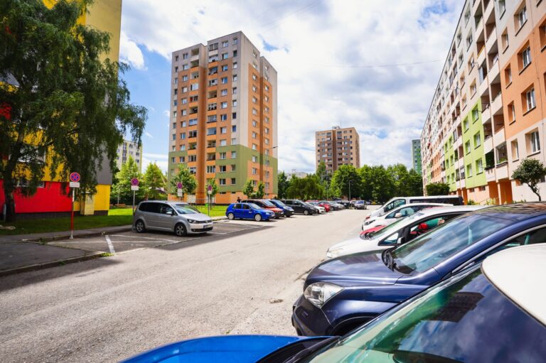 Regulácia parkovania začala, vodiči dostanú čas na prispôsobenie